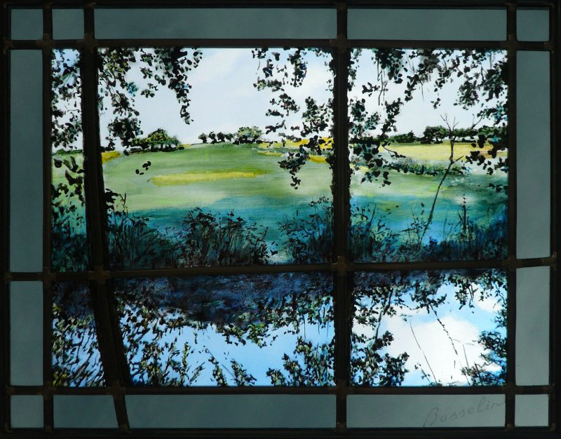 en Mayenne, le long de la rivière Oudon, vitrail (stained glass) de Bosselin peintre verrier à Fécamp, Normandie, pays de caux, côte d' Albatre